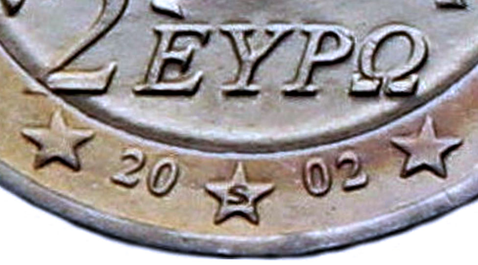 The Greek 2-euro coin of 2002 has an “S” in the star. Photo: Angela Graff