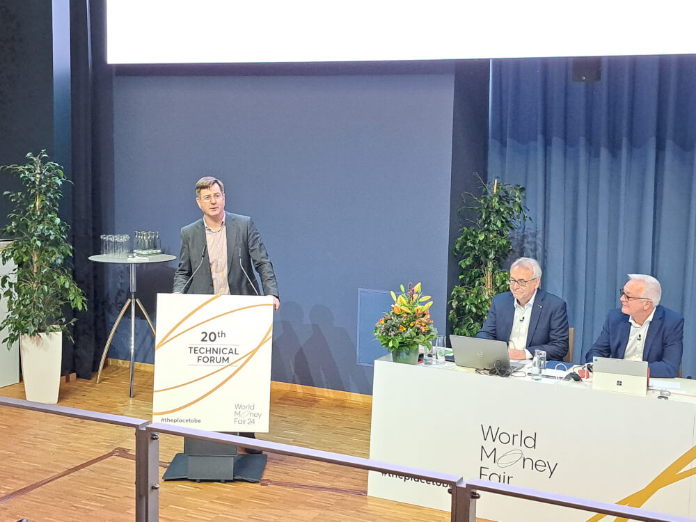 Die Eröffnung des Technical Forums, dass ebenfalls am Donnerstag stattfand, durch Messechef Goetz-Ulf-Jungmichel. Foto: MünzenWoche.