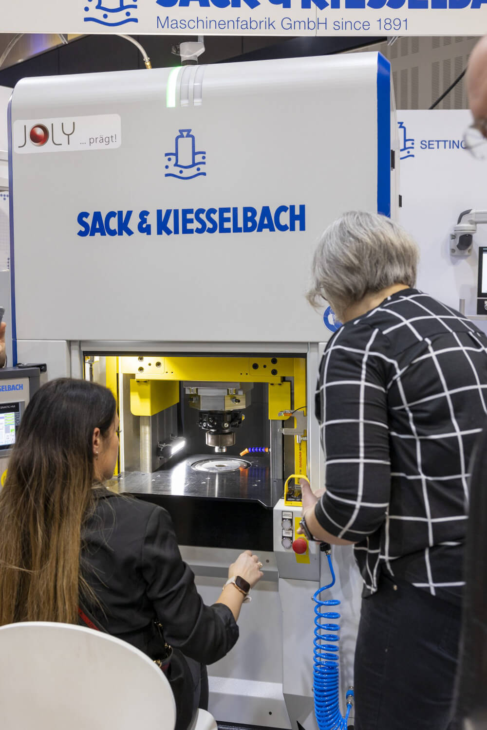 At the Sack & Kiesselbach display, visitors were also able to get hands-on with the huge machines. Photo: World Money Fair.