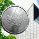 Ein globaler Trend: Starker Einbruch des Bullion-Geschäfts auch bei der kanadischen Münzprägestätte. (Foto: Hintergrund von powerofforever / Canva Pro, Münzfoto von Royal Canadian Mint.