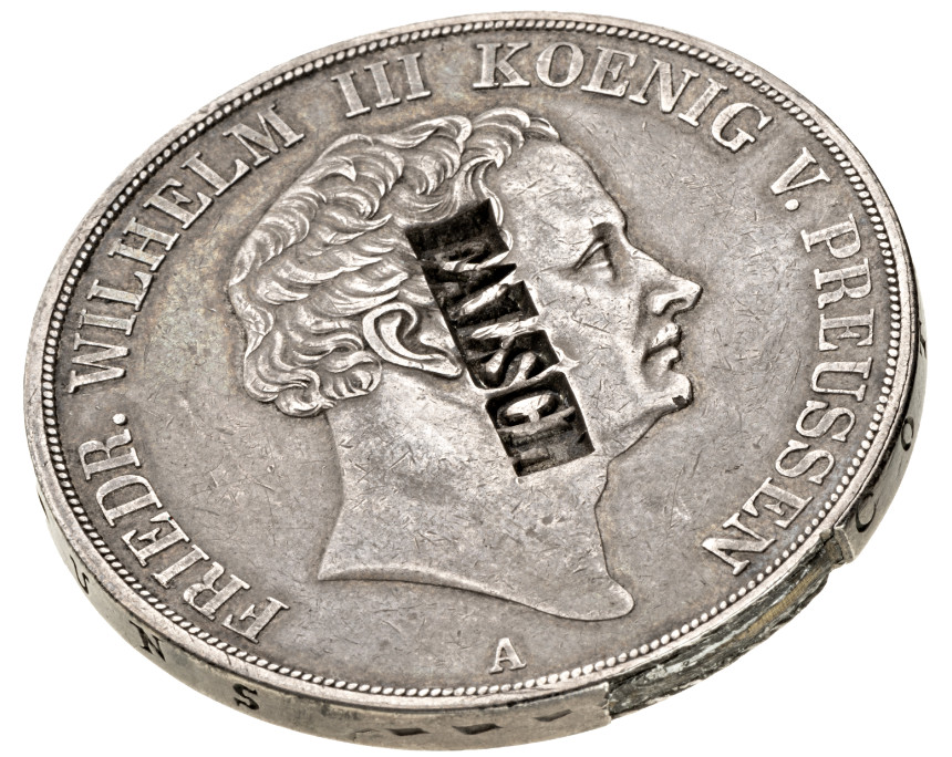 Fälschung für den Geldumlauf eines preußischen Doppeltalers 1840. Die mit einem Kupferkern gefütterte Münze wurde von der Münze Berlin mit einem Stempel als Fälschung markiert. Münzkabinett der Staatlichen Museen zu Berlin, Nr. 18204335, © Staatliche Museen zu Berlin, Münzkabinett / Franziska Vu.