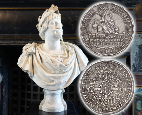 Christian IV. 4 Speciedaler 1624, Kopenhagen. Aus Auktion Künker 408 (18.-19. Juni 2024), Nr. 14. Dahinter: Christian IV. von Dänemark und Norwegen. Büste in Schloss Rosenborg / Kopenhagen. Foto: UK.