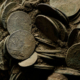 Detailaufnahme des Münzhorts im Fundzustand. © Landesamt für Denkmalpflege und Archäologie Sachsen-Anhalt, Juraj Lipták.