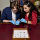 Ollie Croker, Projektkurator des Recovery-Programms, und Sara Aly, Kunstmarktexpertin des Recovery-Programms. Foto: British Museum.