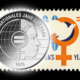 Die neue Sammlermünze soll die die zentrale Rolle der Frauen in der Welt unterstreichen. Münze: Künster: Jordi Truxa, Neuenhagen b. Berlin. Fotograf: Hans-Joachim Wuthenow, Berlin. Quelle: Bundesverwaltungsamt. Hintergrundbild: US-Briefmarke zu 10 Cent auf das Internationale Jahr der Frau 1975; National Postal Museum.