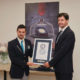 Der Vertreter von Guinness Book of World Records übergibt Robert Blaic, CEO der Kroatischen Münzstätte, die Urkunde für die kleinste Münze der Welt. Foto: Kroatische Münzstätte.