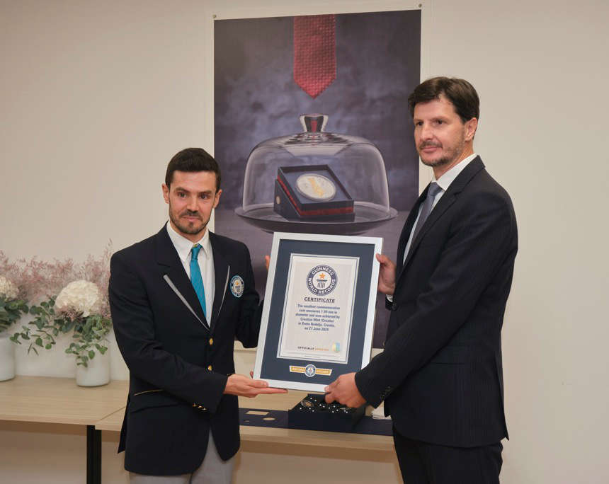 Der Vertreter von Guinness Book of World Records übergibt Robert Blaic, CEO der Kroatischen Münzstätte, die Urkunde für die kleinste Münze der Welt. Foto: Kroatische Münzstätte.