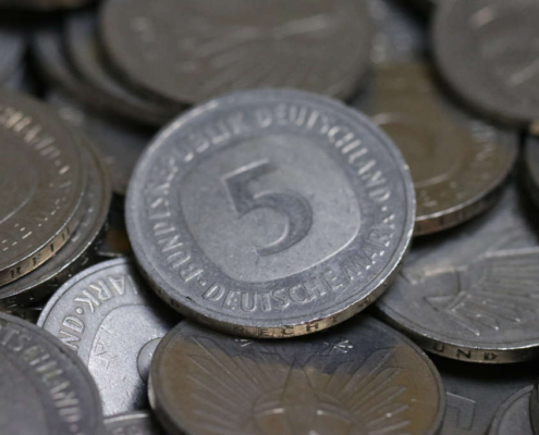 Der Inhalt eines Sparschweines aus der Zeit der Deutschen Mark – ein Fall für den Bundesbank-Wechselschalter? Foto: Wieschowski.