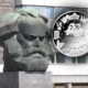 Der Karl-Marx-Kopf, im Volksmund „Nischel“ genannt, ist das bekannteste Wahrzeichen von Chemnitz. Dass die Stadt mehr zu bietet hat als den monumentalen Kopf will Chemnitz 2025 als Kulturhauptstadt Europas beweisen. Auch die neue Münze zeigt den „Nischel“ als nur eines von vielen Wahrzeichen der Stadt. Hintergrund: Kora27 / CC BY-SA 3.0 via Wikicommons; Münze: Künstler: Hagen Täuscher, Berlin. Fotograf: Hans-Joachim Wuthenow, Berlin. Quelle: Bundesverwaltungsamt.