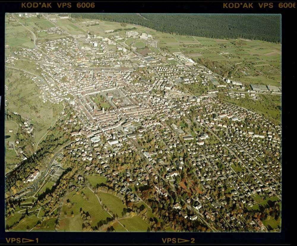 Die Gemeinde Freudenstadt von oben am 30. Oktober 1984. Deutlich erkennbar ist der streng geometrische Innenraum der Stadt. Foto: Erich Merkler, Grosselfingen. Landesarchiv Baden-Württemberg. Public Domain Mark 3.0 Deutschland.