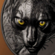 Die leuchtenden Augen stechen aus der Black Obsidian Oberfläche heraus.
