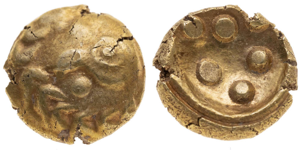 Lot 2. Kelten. Baden-Württemberg, Südbayern, südl. Hessen, Thüringen. Stater (Regenbogenschüsselchen) Vogelkopf-Typus. Vs: Konvex stilisierter Vogelkopf n. l. zwischen zwei Kugeln in Kranz. Rs: Konkav Torques mit sechs pyramidalen Kugeln. Material: Gold. Größe: 16.5mm. Gewicht: 7.46g. Literatur: Cast. 1070; Kelln. 2228; Ziegaus 299. Erhaltung: Schrötlingsrisse, leicht dezentriert, fast vorzüglich.