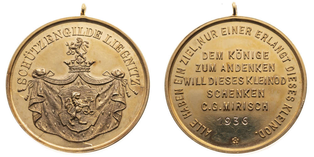 Lot 708. Liegnitz (Schlesien). Stadt. Tragbare Gold-Preismedaille 1936 der Schützengilde Liegnitz. Vs: Stadtwappen auf gekröntem Wappenmantel, Umschrift. Rs: Sechs Zeilen Schrift, Umschrift. Material: Gold. Größe: 31.9mm. Gewicht: 16.08g. Literatur: F./S. -; J./M. -. Erhaltung: Feine Kratzer, vorzüglich.