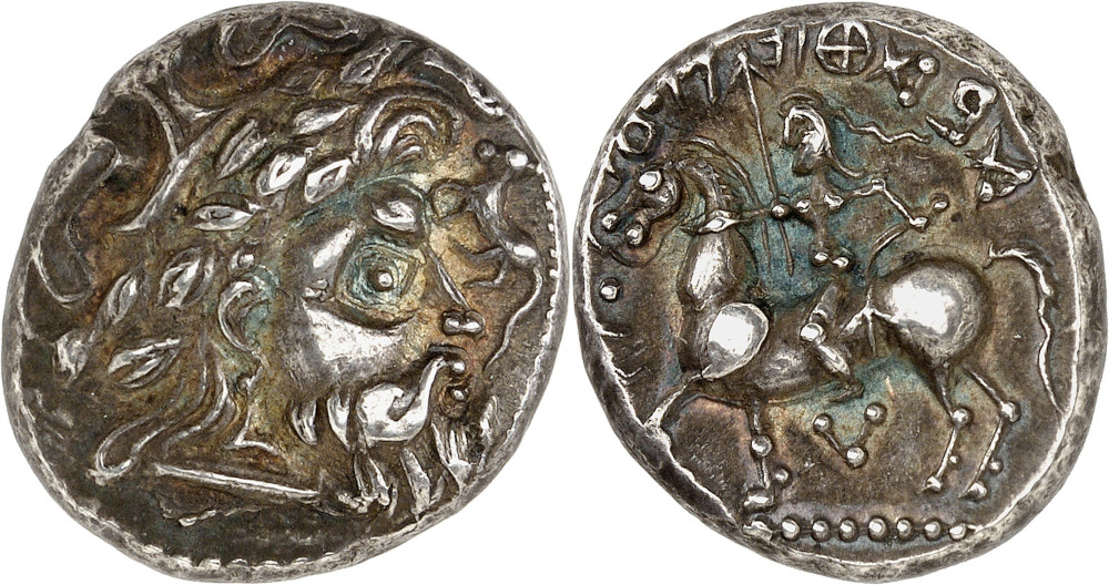 Nr. 32. Kelten. Pannonien. Tetradrachme, Typ „Turnierreiter“, um 150 v. Chr. Aus Auktion Kress 135 (1966), Nr. 219. Äußerst selten in dieser Erhaltung. Vorzüglich. Taxe: 15.000 Euro. Zuschlag: 24.000 Euro. Nr. 32. Kelten. Pannonien. Tetradrachme, Typ „Turnierreiter“, um 150 v. Chr. Aus Auktion Kress 135 (1966), Nr. 219. Äußerst selten in dieser Erhaltung. Vorzüglich. Taxe: 15.000 Euro. Zuschlag: 24.000 Euro.