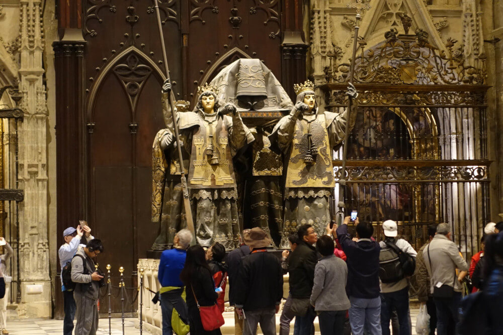 Das Grabmal des Kolumbus ist immer von Touristenscharen umgeben. Und das, obwohl es vom künstlerischen Standpunkt aus gesehen einfach schauerlich ist! Foto: KW. Das Grabmal des Kolumbus ist immer von Touristenscharen umgeben. Und das, obwohl es vom künstlerischen Standpunkt aus gesehen einfach schauerlich ist! Foto: KW.
