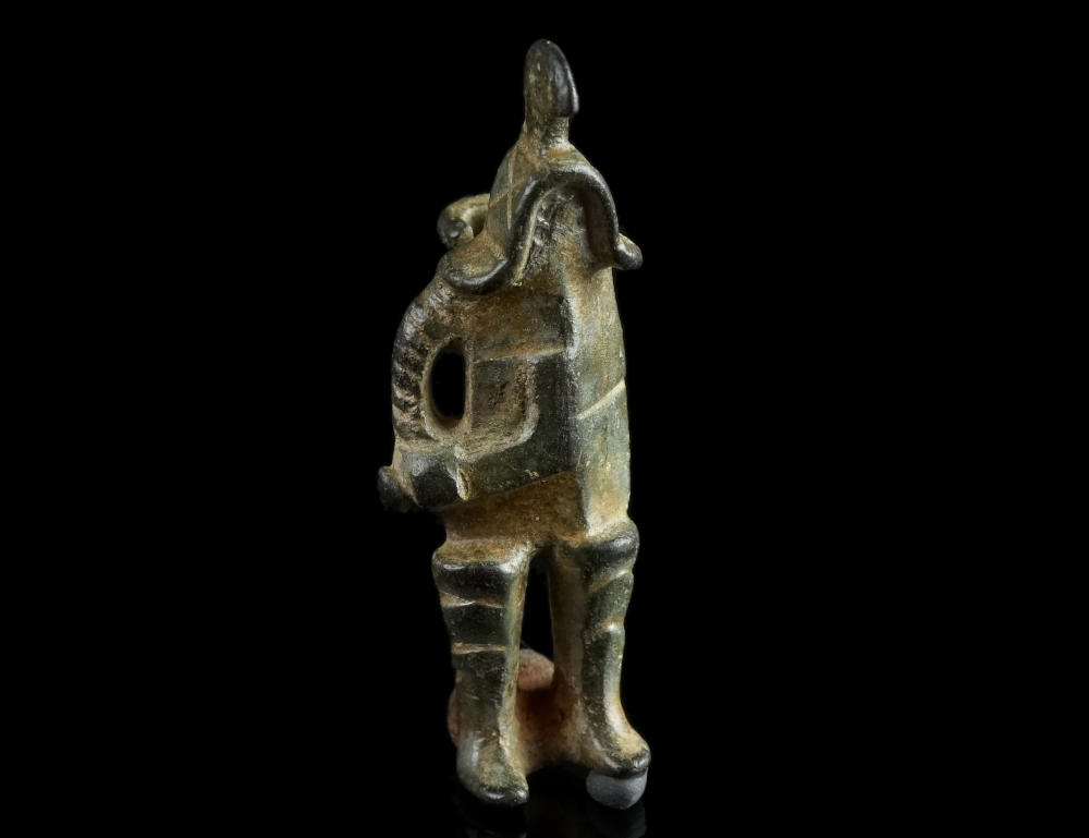 Los 6: Römische Gladiatorenfibel eines Thraex aus Bronze. Ca. 2.–3. Jh. n. Chr. Startpreis: 550 EUR. Los 6: Römische Gladiatorenfibel eines Thraex aus Bronze. Ca. 2.–3. Jh. n. Chr. Startpreis: 550 EUR.
