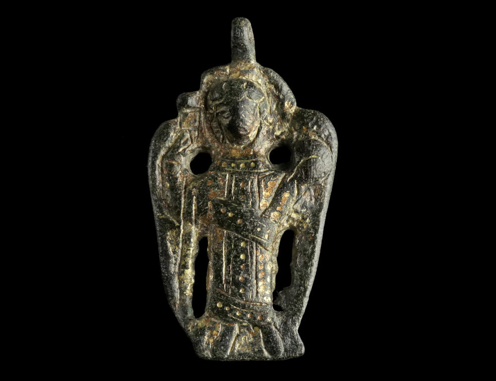 Los 4: Byzantinischer Anhänger aus vergoldeter Bronze mit der Darstellung eines Erzengels. Ca. 11.–13. Jh. n. Chr. Schätzpreis: 380 EUR. Los 4: Byzantinischer Anhänger aus vergoldeter Bronze mit der Darstellung eines Erzengels. Ca. 11.–13. Jh. n. Chr. Schätzpreis: 380 EUR.