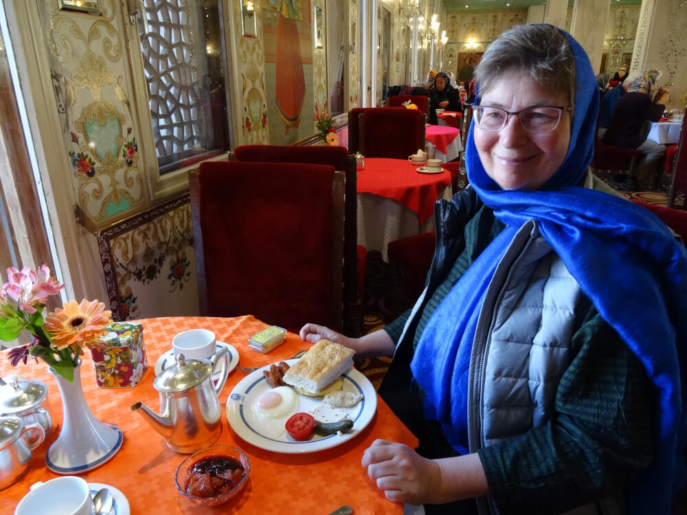 Der schönste Frühstücksraum meines Lebens. Hier waren sogar die Stühle nach Vorbild des achämenidischen Königsthrons gestaltet. Foto: KW. Der schönste Frühstücksraum meines Lebens. Hier waren sogar die Stühle nach Vorbild des achämenidischen Königsthrons gestaltet. Foto: KW.