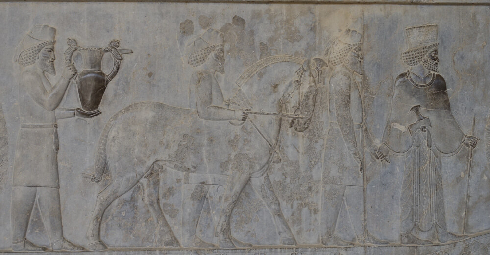 Die Vertreter der Armenier bringen ein kunstvoll geschmiedetes Gefäß und ein aufwändig gezäumtes Pferd als Geschenk. Foto: KW. Die Vertreter der Armenier bringen ein kunstvoll geschmiedetes Gefäß und ein aufwändig gezäumtes Pferd als Geschenk. Foto: KW.