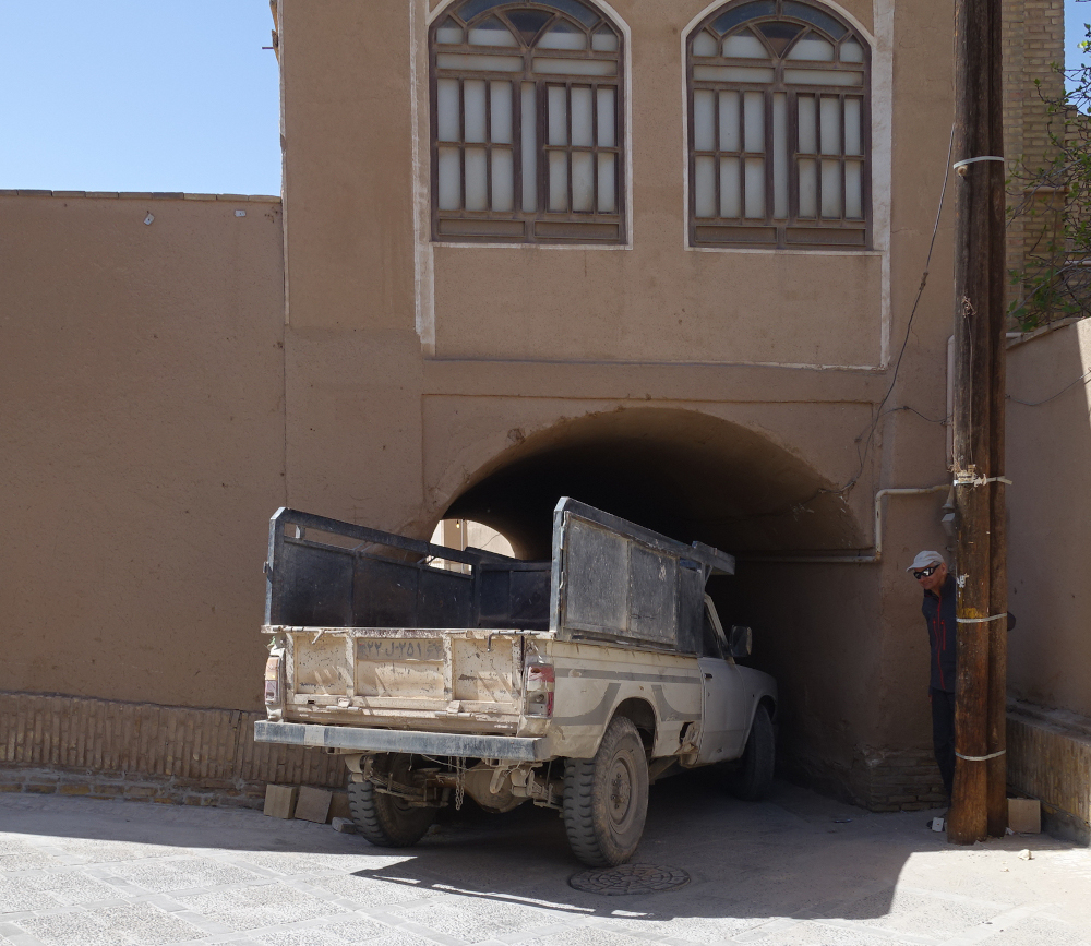 The old town is not really made for car traffic, which of course doesn’t keep a single car driver from passing through even the remotest alley. Photo: KW. The old town is not really made for car traffic, which of course doesn’t keep a single car driver from passing through even the remotest alley. Photo: KW.