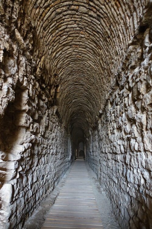 Look into a vaulted corridor – of course the result of restoration works, but of well executed ones. Photo: KW. Look into a vaulted corridor – of course the result of restoration works, but of well executed ones. Photo: KW.