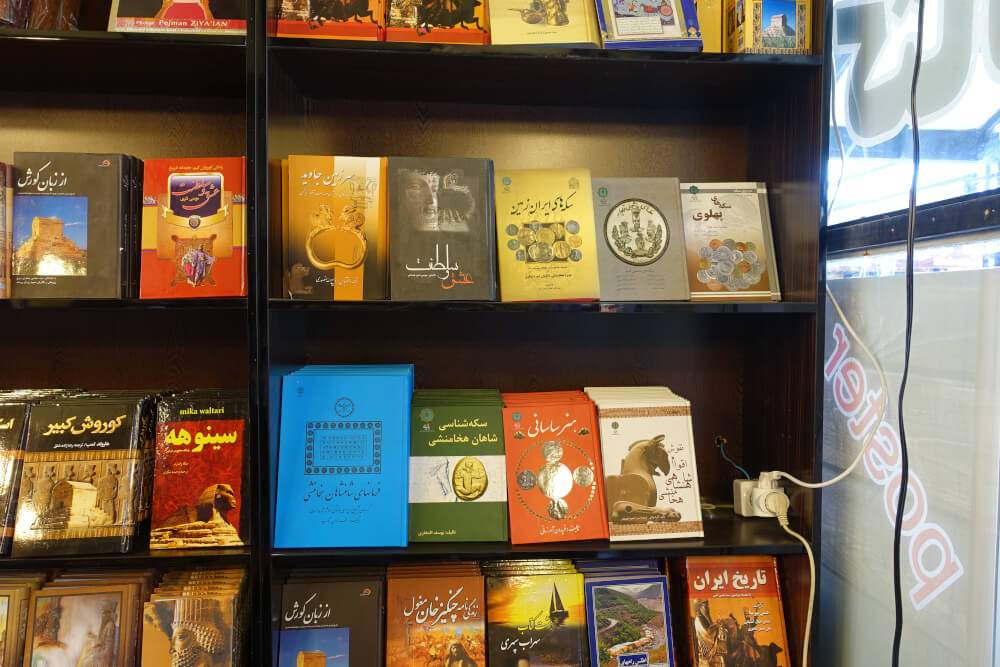Jede Menge numismatischer Literatur gab es in den Andenkenläden zu kaufen. Wäre schön, wenn das überall auf der Welt so wäre. Foto: KW. Jede Menge numismatischer Literatur gab es in den Andenkenläden zu kaufen. Wäre schön, wenn das überall auf der Welt so wäre. Foto: KW.