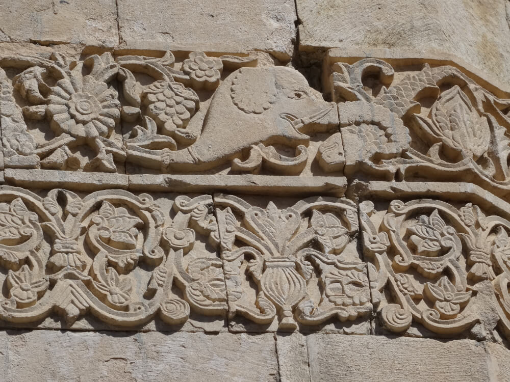 The part of the church built from white stone in the 19th century is covered with the most delicate relief works. Photo: KW. The part of the church built from white stone in the 19th century is covered with the most delicate relief works. Photo: KW.