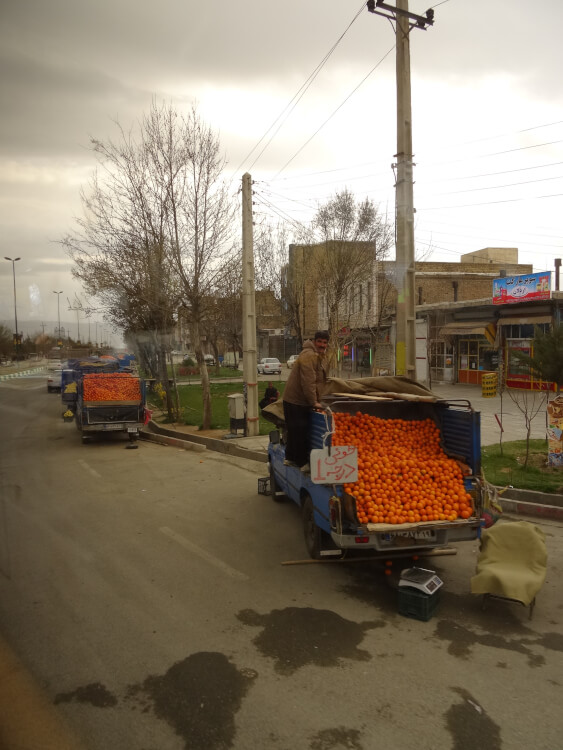 An den Straßenkreuzungen stehen bevorzugt Händler, die ihre Ware an die Vorbeifahrenden verkaufen. Hier ein Karren voll mit Orangen. Foto: KW. An den Straßenkreuzungen stehen bevorzugt Händler, die ihre Ware an die Vorbeifahrenden verkaufen. Hier ein Karren voll mit Orangen. Foto: KW.