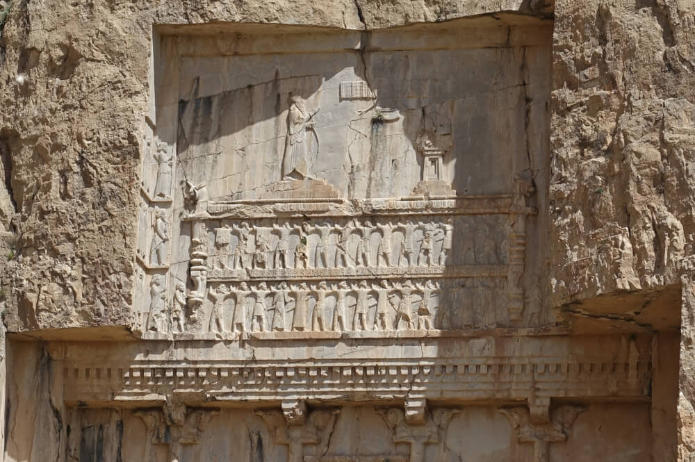 Detail Grab des Xerxes. Deutlich erkennbar sind die Stiersäulen und die Vertreter der königlichen Untertanen, die sein Totenbett stützen. Foto: KW. Detail Grab des Xerxes. Deutlich erkennbar sind die Stiersäulen und die Vertreter der königlichen Untertanen, die sein Totenbett stützen. Foto: KW.