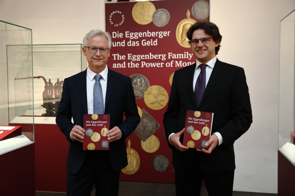 Die Kuratoren der Ausstellung „Die Eggenberger und das Geld“ Karl Peitler und Marc Philipp Wahl mit dem Begleitband zur Ausstellung. Foto: Universalmuseum Joanneum/J.J. Kucek. Die Kuratoren der Ausstellung „Die Eggenberger und das Geld“ Karl Peitler und Marc Philipp Wahl mit dem Begleitband zur Ausstellung. Foto: Universalmuseum Joanneum/J.J. Kucek.