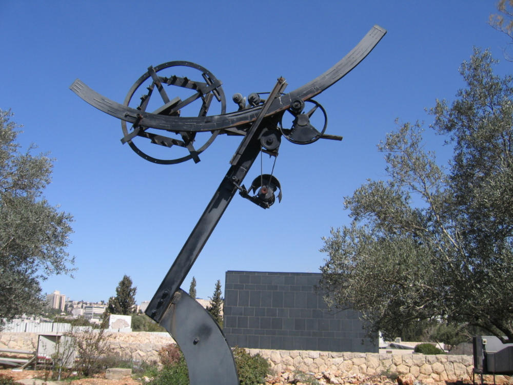 Jean Tinguely. Eos xk III, 196 at Israel Museum, Jerusalem. Image: Talmoryair via Wikimedia Commons / public domain. Jean Tinguely. Eos xk III, 196 at Israel Museum, Jerusalem. Image: Talmoryair via Wikimedia Commons / public domain.
