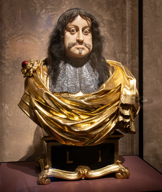 Ausstellungsansicht. Kaiser Leopold I. Daniel Neuberger (1621–1680), zugeschrieben. Wien, vor 1660. Wachs, Menschenhaar, Seide, Holz. Wien, Kunsthistorisches Museum, Kunstkammer © KHM-Museumsverband. Ausstellungsansicht. Kaiser Leopold I. Daniel Neuberger (1621–1680), zugeschrieben. Wien, vor 1660. Wachs, Menschenhaar, Seide, Holz. Wien, Kunsthistorisches Museum, Kunstkammer © KHM-Museumsverband.