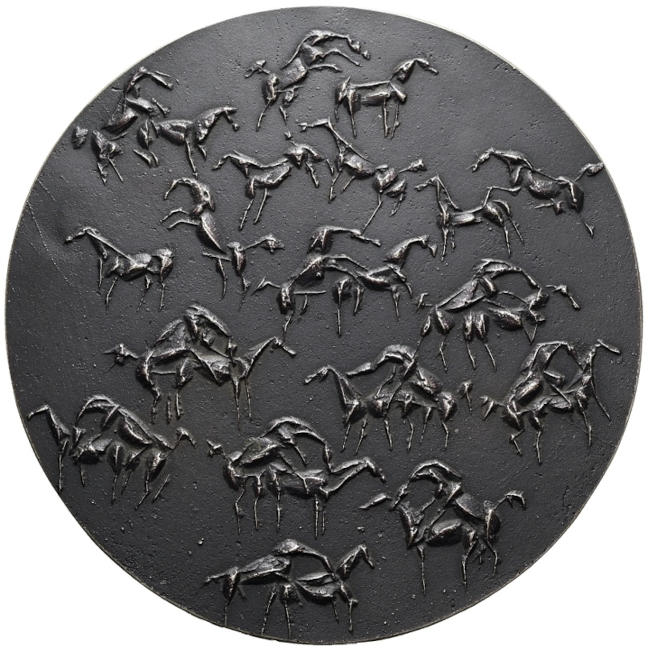 Fritz Koenig, Stuterei, 1971/2005, Silberobjekt, geschwärzt. Ø 11,7 cm. Rückseitig geritzt monogrammiert „FK“. Die Positivform des Motivs wurde 2005 gegossen. Fritz Koenig, Stuterei, 1971/2005, Silberobjekt, geschwärzt. Ø 11,7 cm. Rückseitig geritzt monogrammiert „FK“. Die Positivform des Motivs wurde 2005 gegossen.