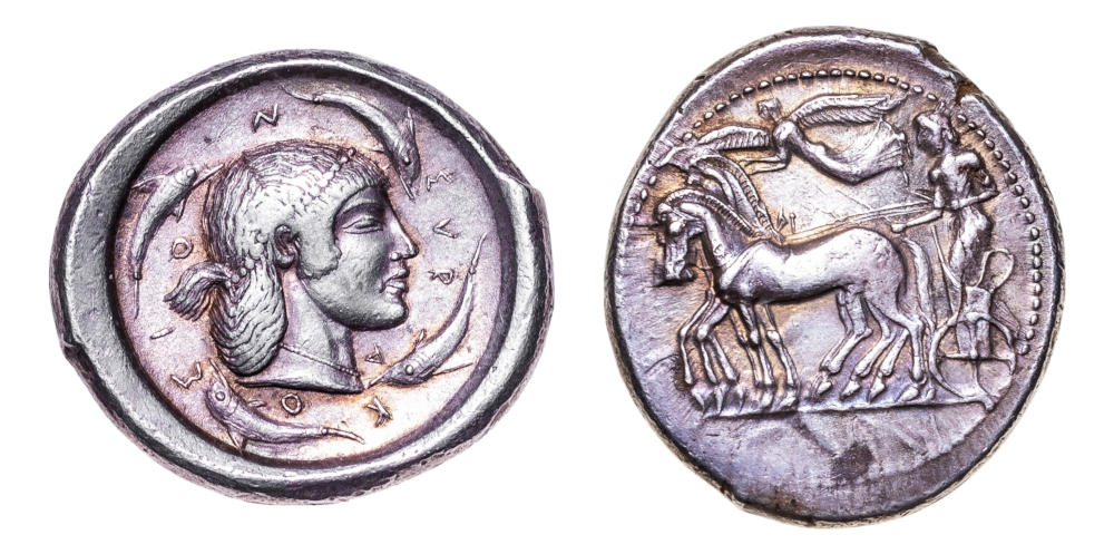 Los 8: Griechische Münzen, Sizilien, Syrakus. AR-Tetradrachme. Geprägt etwa 485-480 v. Chr. Ein äußerst attraktives Exemplar dieses beeindruckenden Meisterwerks der spätarchaischen Kunst. Startpreis: 8.000 CHF. Los 8: Griechische Münzen, Sizilien, Syrakus. AR-Tetradrachme. Geprägt etwa 485-480 v. Chr. Ein äußerst attraktives Exemplar dieses beeindruckenden Meisterwerks der spätarchaischen Kunst. Startpreis: 8.000 CHF.