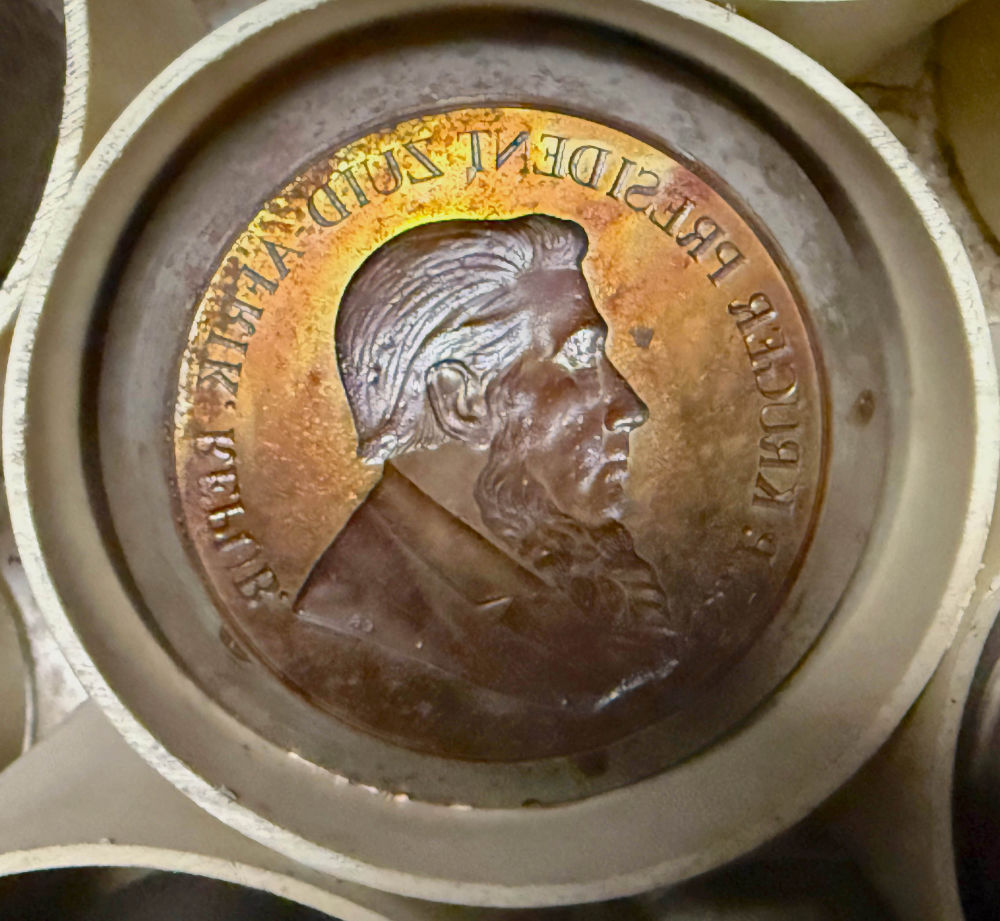 In der Cape Mint entstand 1980 die 1 Kilo-Version des Krügerrands: Damit prägte die Cape Mint als erste Münzstätte weltweit eine Bullionmünze im Gewicht von einem Kilogramm. Foto: UK. In der Cape Mint entstand 1980 die 1 Kilo-Version des Krügerrands: Damit prägte die Cape Mint als erste Münzstätte weltweit eine Bullionmünze im Gewicht von einem Kilogramm. Foto: UK.