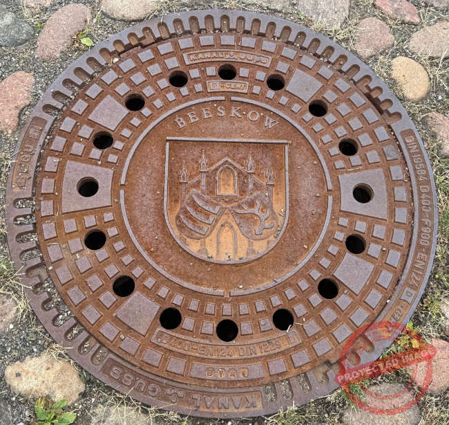 Für einen Numismatiker immer einen Blick wert: Die Kanaldeckel einer Stadt zeigen oft Münzmotive. Foto: UK.) Für einen Numismatiker immer einen Blick wert: Die Kanaldeckel einer Stadt zeigen oft Münzmotive. Foto: UK.)