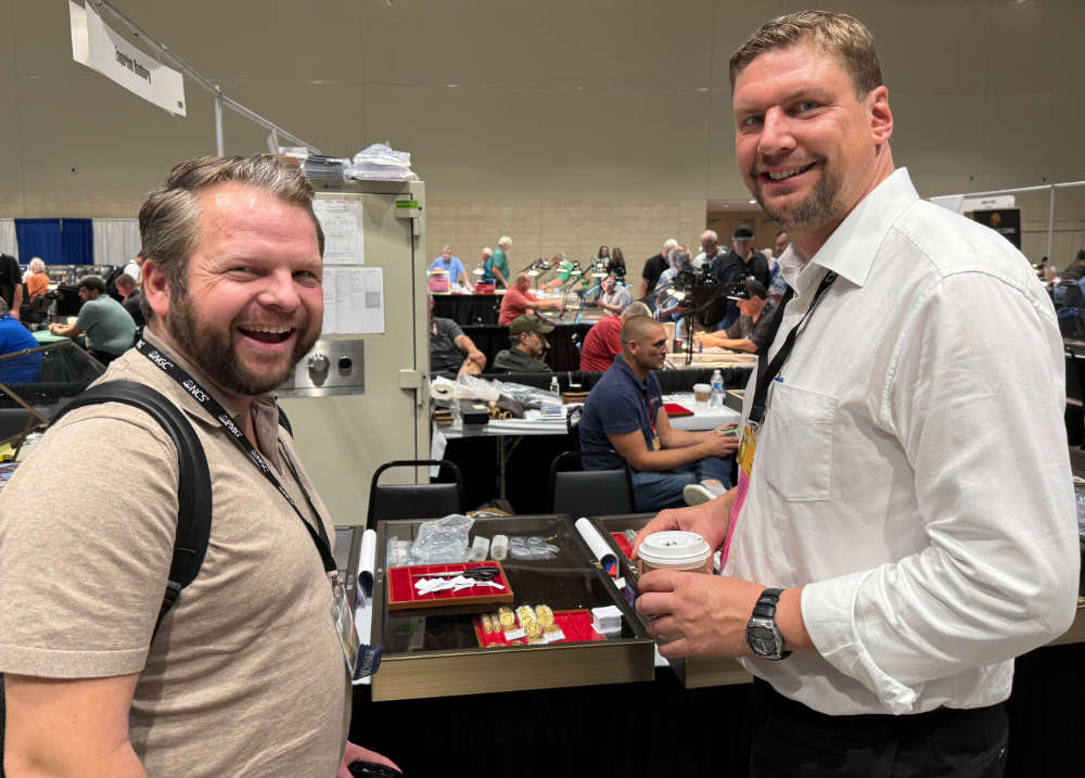 Zwei europäische Händler, die sich sichtlich über gute Geschäfte freuen: Tobias S. Körner von ebay (l.) und Philipp Becker von Emporium Hamburg. Foto: UK