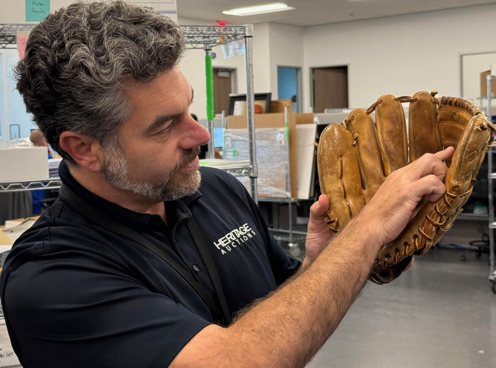 Michael Provenzale zeigt uns einen Baseball-Handschuh, der gerade eingeliefert wurde. Foto: UK