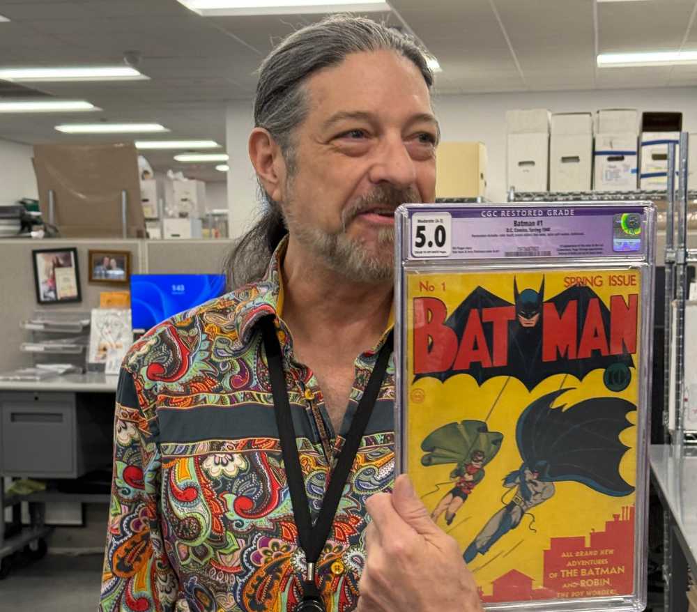 Greg Holman zeigt uns die Nummer 1 der auch in Europa bekannten Comic-Serie Batman. Foto: UK