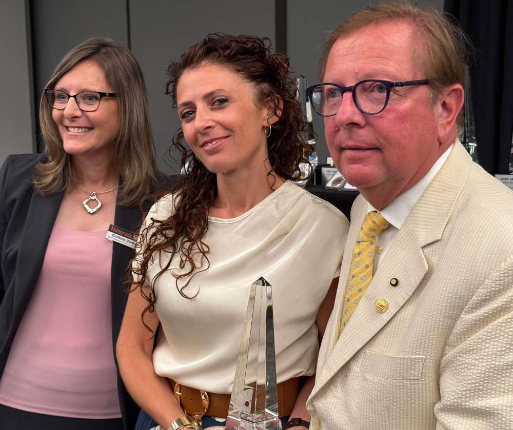 Chiara Principe zwischen der Vertreterin von World Coin News, Corinne Zielke, und Tom Uram, Präsident der ANA. Foto: UK Chiara Principe zwischen der Vertreterin von World Coin News, Corinne Zielke, und Tom Uram, Präsident der ANA. Foto: UK