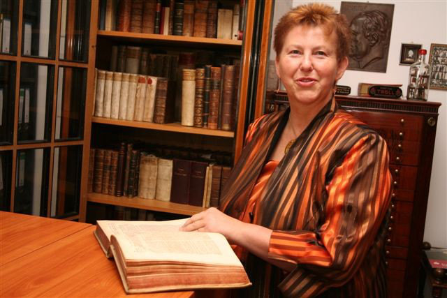 Heidrun Höhn in ihrem Büro. Foto Leipziger Münzhandlung