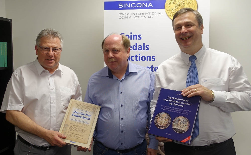 Das Publizieren von numismatischen Fachbüchern ist ein Teil der Unternehmensphilosophie der SINCONA. Von links nach rechts: Ruedi Kunzmann, Karl Weisenstein, Jürg Richter. Foto: KW