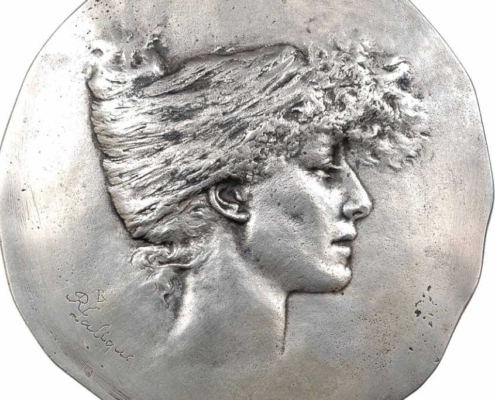 Detail aus einer Medaille von René Lalique mit dem Porträt von Sarah Bernhardt. iNumis Auktion Dezember 2018, Nr. 328.