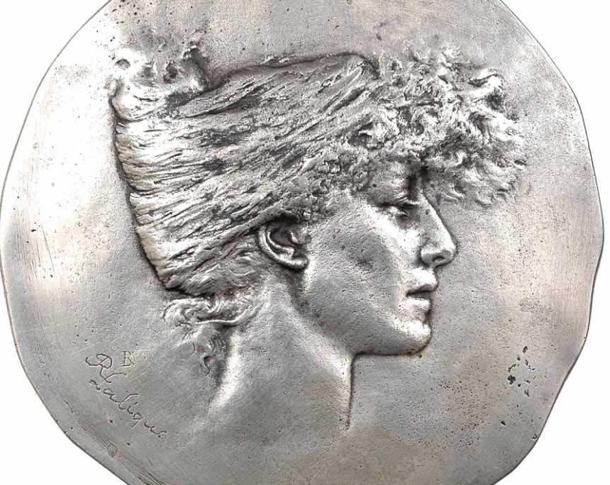 Detail aus einer Medaille von René Lalique mit dem Porträt von Sarah Bernhardt. iNumis Auktion Dezember 2018, Nr. 328.