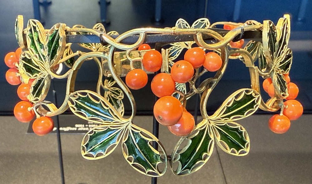 Diadem aus dem Atelier René Lalique aus Gold, Emaille und Glas. Lalique-Museum / Wingen-sur-Moder. Foto: KW