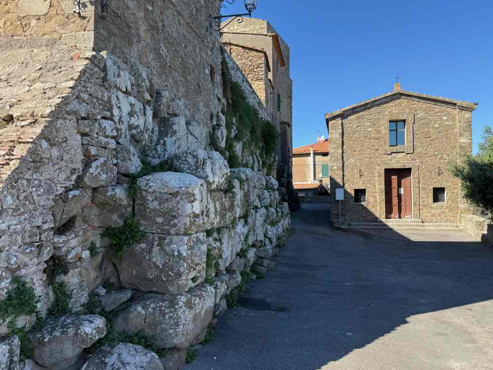 Die Reste der etruskischen Stadtmauer stammen aus dem 6. und 5. Jh. v. Chr. Foto: KW
