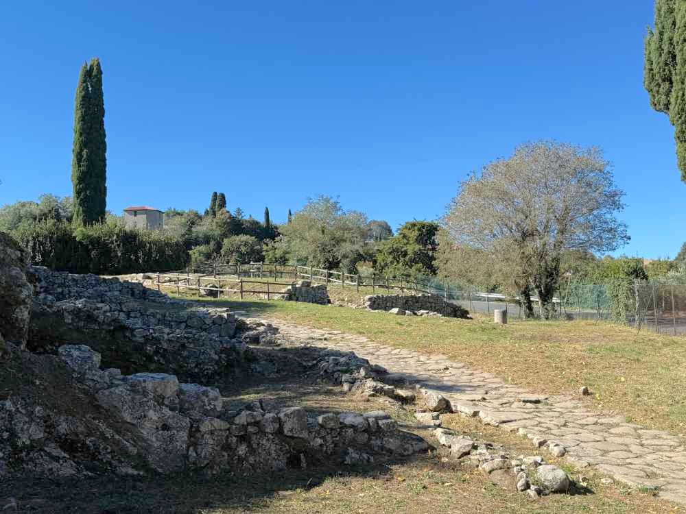 Ein Blick auf das republikanische Vetulonia: Entlang der Via Decumana finden sich zahlreiche kleine Läden. Foto: KW