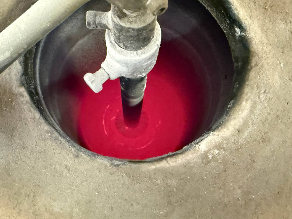 Das Metall wird eingeschmolzen und die flüssige Masse durch den Beschuss mit Wasser in kleinste Partikel zerstäubt