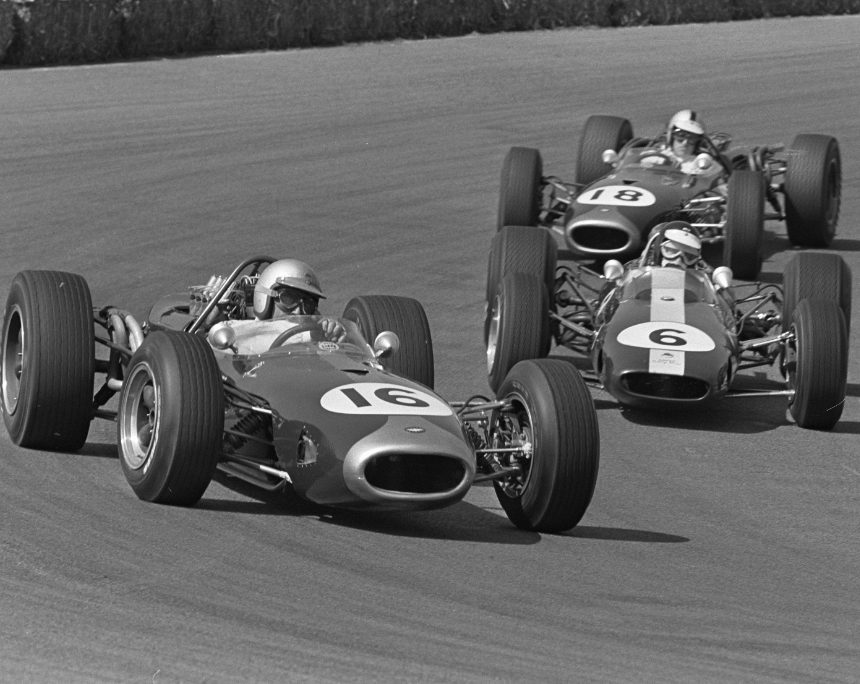 Jack Brabham im Wagen mit der Nr. 16 beim Grand Prix von Zandvoort. Er hat die Nase vorn gegenüber Jim Clark mit der Nr. 6 und Denny Hulme im Wagen mit der Nr. 18. Foto: Eric Koch für Anefo / neg. stroken, 1945-1989, 2.24.01.05 / 919-3863. Nationaal Archief / Niederlande. cc-by3.0