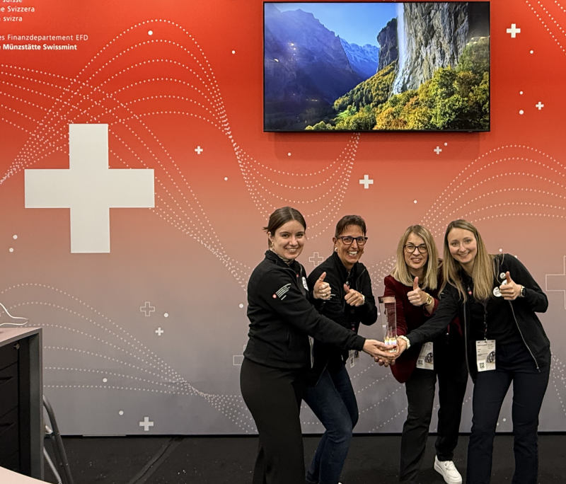 Jubelnde Sieger: Die Crew der Swissmint freut sich über ihren Award. Foto: UK